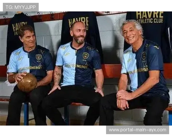 勒阿弗尔球员进球后冲向看台与家人庆祝，保级路上每一分都珍贵